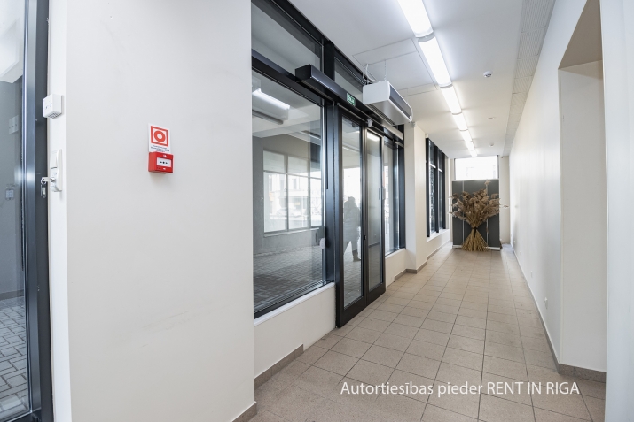 Sludinājumi. Tirdzniecības telpas ar plašiem skatlogiem pie Vidzemes tirgus, kurš ir uzsākts pārveidošanai Cena: 75000 EUR Foto #4