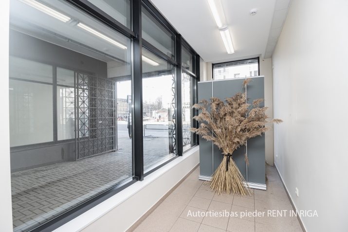 Sludinājumi. Tirdzniecības telpas ar plašiem skatlogiem pie Vidzemes tirgus, kurš ir uzsākts pārveidošanai Cena: 75000 EUR Foto #5