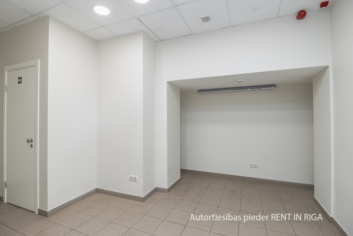 Sludinājumi. Tirdzniecības telpas ar plašiem skatlogiem pie Vidzemes tirgus, kurš ir uzsākts pārveidošanai Cena: 75000 EUR Foto #7