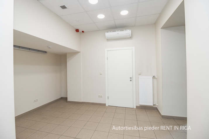 Sludinājumi. Tirdzniecības telpas ar plašiem skatlogiem pie Vidzemes tirgus, kurš ir uzsākts pārveidošanai Cena: 75000 EUR Foto #8