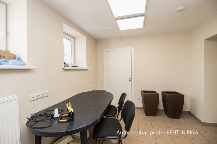 Sludinājumi. Tirdzniecības telpas ar plašiem skatlogiem pie Vidzemes tirgus, kurš ir uzsākts pārveidošanai Cena: 75000 EUR Foto #9