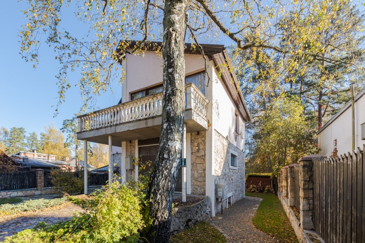 Sludinājumi. Tiek pārdota plaša privātmāja Langstiņos, dažu minūšu gājiena attālumā no Langstiņu ezera.  Mājas Cena: 440000 EUR Foto #2