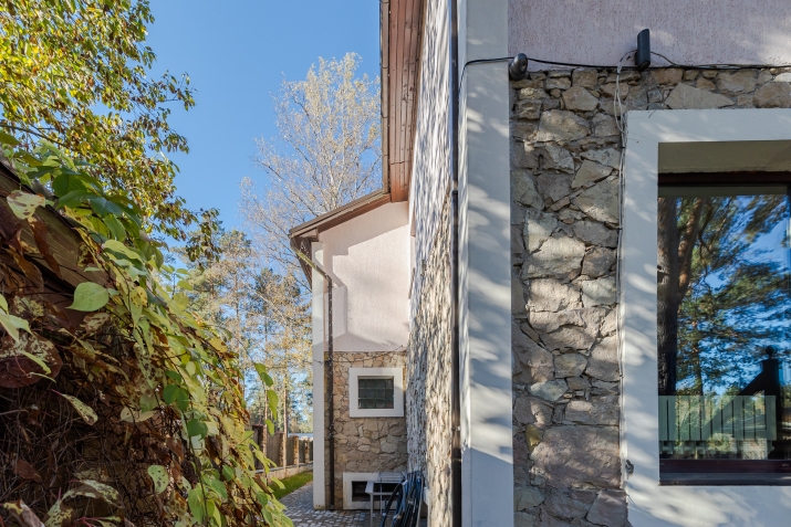 Sludinājumi. Tiek pārdota plaša privātmāja Langstiņos, dažu minūšu gājiena attālumā no Langstiņu ezera.  Mājas Cena: 440000 EUR Foto #4