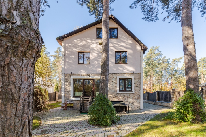 Sludinājumi. Tiek pārdota plaša privātmāja Langstiņos, dažu minūšu gājiena attālumā no Langstiņu ezera.  Mājas Cena: 440000 EUR Foto #1