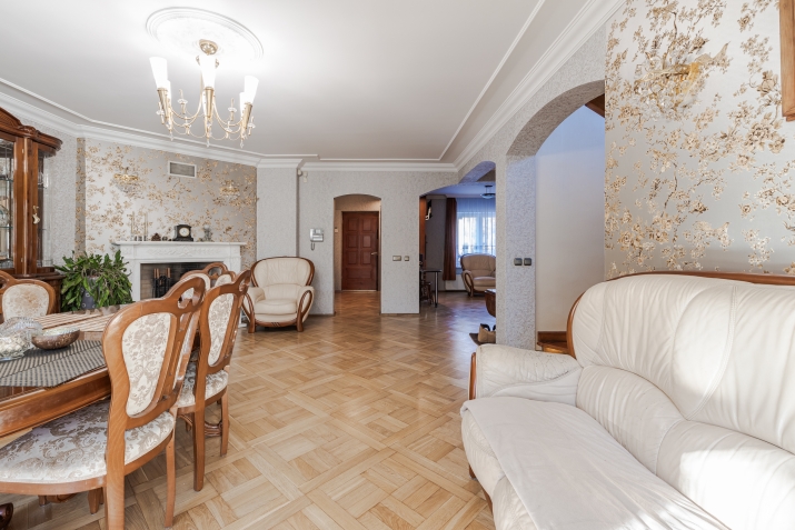 Sludinājumi. Tiek pārdota plaša privātmāja Langstiņos, dažu minūšu gājiena attālumā no Langstiņu ezera.  Mājas Cena: 440000 EUR Foto #7