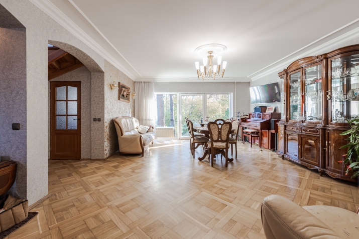 Sludinājumi. Tiek pārdota plaša privātmāja Langstiņos, dažu minūšu gājiena attālumā no Langstiņu ezera.  Mājas Cena: 440000 EUR Foto #6