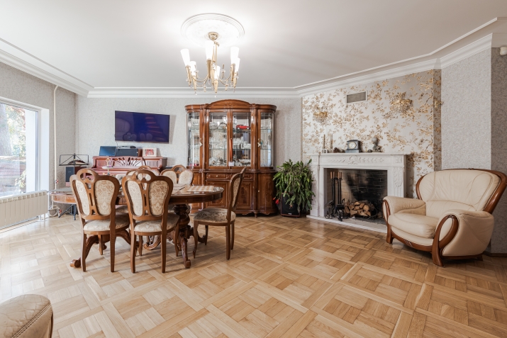 Sludinājumi. Tiek pārdota plaša privātmāja Langstiņos, dažu minūšu gājiena attālumā no Langstiņu ezera.  Mājas Cena: 440000 EUR Foto #5