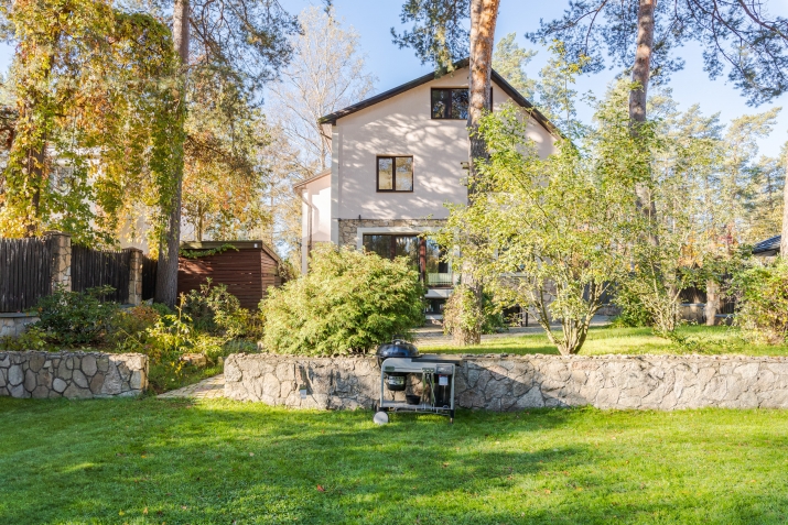 Sludinājumi. Tiek pārdota plaša privātmāja Langstiņos, dažu minūšu gājiena attālumā no Langstiņu ezera.  Mājas Cena: 440000 EUR Foto #3