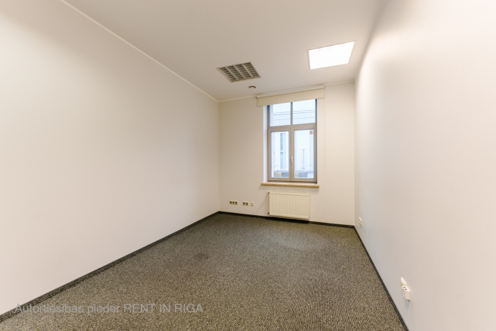 Sludinājumi. Birojs sakoptā namīpašumā - biroju ēkā Vecrīgā. Tas atrodas Audēju ielā 8, netālu no Galerija Cena: 606 EUR/mēn Foto #7