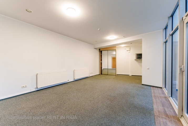 Sludinājumi. Birojs sakoptā namīpašumā - biroju ēkā Vecrīgā. Tas atrodas Audēju ielā 8, netālu no Galerija Cena: 606 EUR/mēn Foto #2