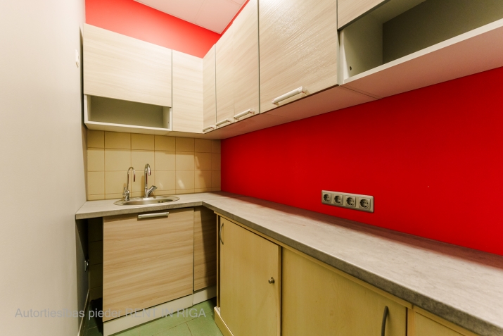 Sludinājumi. Birojs sakoptā namīpašumā - biroju ēkā Vecrīgā. Tas atrodas Audēju ielā 8, netālu no Galerija Cena: 606 EUR/mēn Foto #8