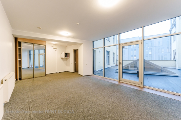 Sludinājumi. Birojs sakoptā namīpašumā - biroju ēkā Vecrīgā. Tas atrodas Audēju ielā 8, netālu no Galerija Cena: 606 EUR/mēn Foto #1