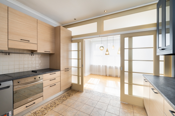 Sludinājumi. Izīrē plašu trīs istabu dzīvokli, no kura logiem paveras fantastisks skats uz Ģertrūdes baznīcu.  Cena: 2200 EUR/mēn Foto #1