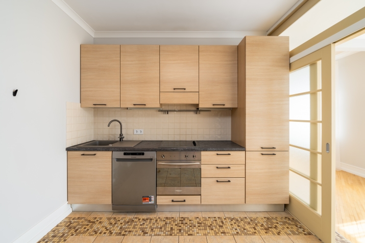 Sludinājumi. Izīrē plašu trīs istabu dzīvokli, no kura logiem paveras fantastisks skats uz Ģertrūdes baznīcu.  Cena: 2200 EUR/mēn Foto #2