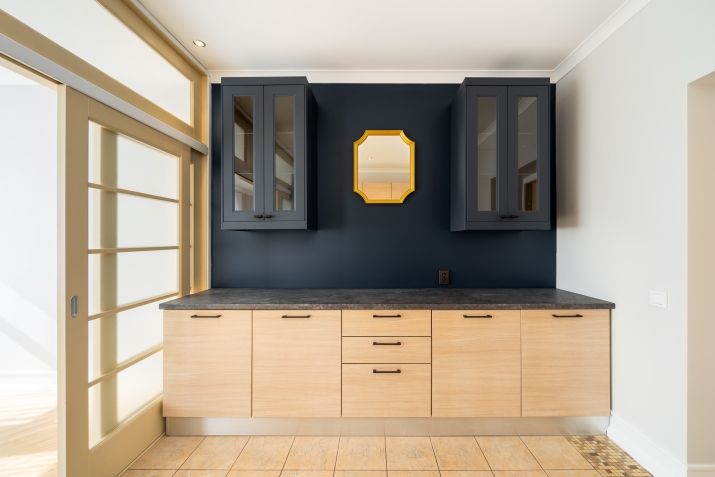 Sludinājumi. Izīrē plašu trīs istabu dzīvokli, no kura logiem paveras fantastisks skats uz Ģertrūdes baznīcu.  Cena: 2200 EUR/mēn Foto #3