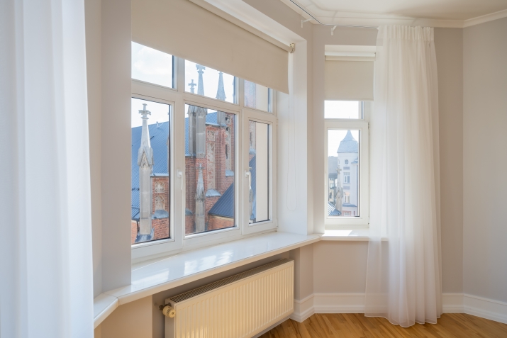 Sludinājumi. Izīrē plašu trīs istabu dzīvokli, no kura logiem paveras fantastisks skats uz Ģertrūdes baznīcu.  Cena: 2200 EUR/mēn Foto #4