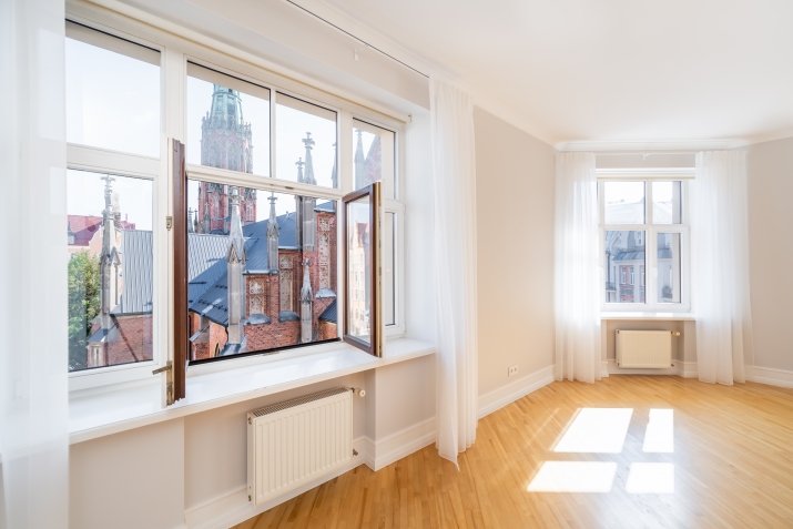 Sludinājumi. Izīrē plašu trīs istabu dzīvokli, no kura logiem paveras fantastisks skats uz Ģertrūdes baznīcu.  Cena: 2200 EUR/mēn Foto #5