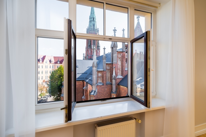 Sludinājumi. Izīrē plašu trīs istabu dzīvokli, no kura logiem paveras fantastisks skats uz Ģertrūdes baznīcu.  Cena: 2200 EUR/mēn Foto #6