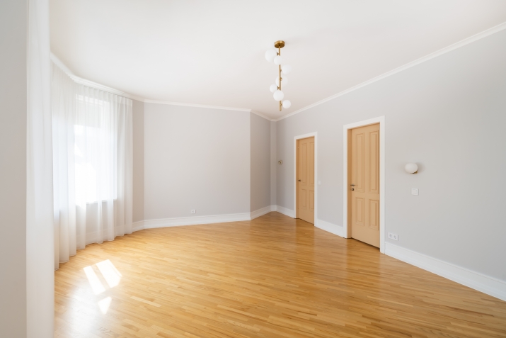 Sludinājumi. Izīrē plašu trīs istabu dzīvokli, no kura logiem paveras fantastisks skats uz Ģertrūdes baznīcu.  Cena: 2200 EUR/mēn Foto #8