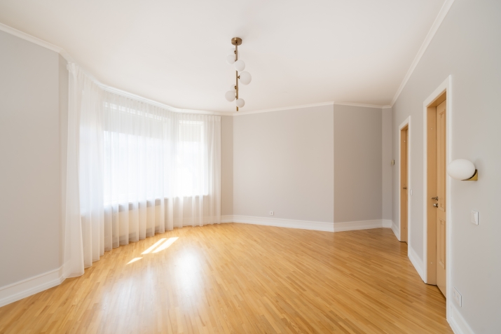 Sludinājumi. Izīrē plašu trīs istabu dzīvokli, no kura logiem paveras fantastisks skats uz Ģertrūdes baznīcu.  Cena: 2200 EUR/mēn Foto #9