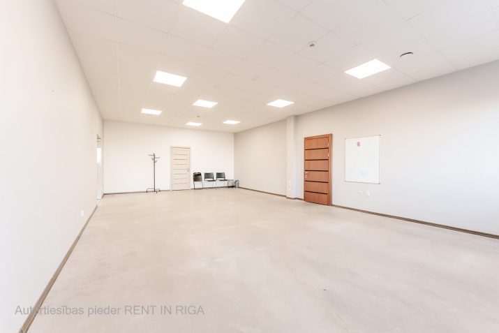 Sludinājumi. Birojs ar skatu uz lidostu un lidmašīnu pacelšanos.  Plānojums sastāv no diviem izolētiem darba Cena: 1250 EUR/mēn Foto #6