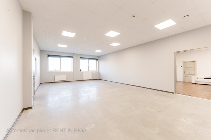 Sludinājumi. Birojs ar skatu uz lidostu un lidmašīnu pacelšanos.  Plānojums sastāv no diviem izolētiem darba Cena: 1250 EUR/mēn Foto #5