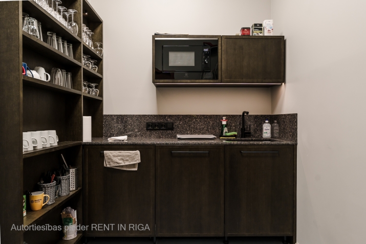 Sludinājumi. Birojs ar skatu uz lidostu un lidmašīnu pacelšanos.  Plānojums sastāv no diviem izolētiem darba Cena: 1250 EUR/mēn Foto #7