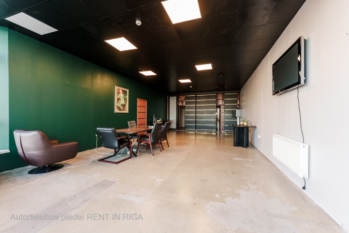 Sludinājumi. Birojs ar skatu uz lidostu un lidmašīnu pacelšanos.  Plānojums sastāv no diviem izolētiem darba Cena: 1250 EUR/mēn Foto #3