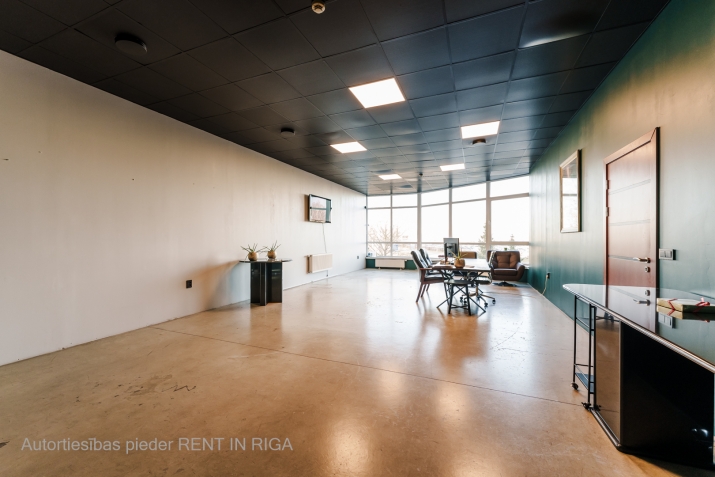 Sludinājumi. Birojs ar skatu uz lidostu un lidmašīnu pacelšanos.  Plānojums sastāv no diviem izolētiem darba Cena: 1250 EUR/mēn Foto #1