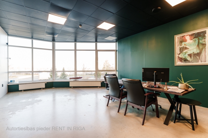 Sludinājumi. Birojs ar skatu uz lidostu un lidmašīnu pacelšanos.  Plānojums sastāv no diviem izolētiem darba Cena: 1250 EUR/mēn Foto #2