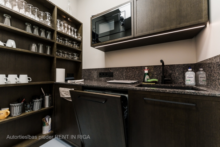 Sludinājumi. Birojs ar skatu uz lidostu un lidmašīnu pacelšanos.  Plānojums sastāv no diviem izolētiem darba Cena: 1250 EUR/mēn Foto #8