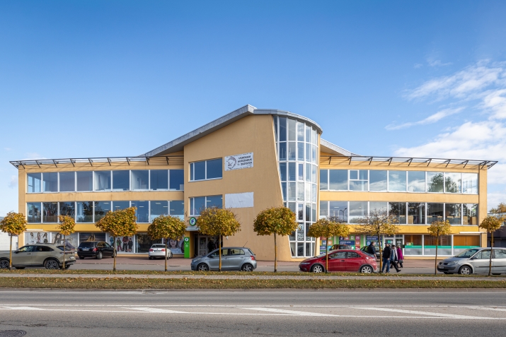 Sludinājumi. Tirdzniecības telpas T/C Arēna, Aizkrauklē.  Iznomā tirdzniecības zāli 1.stāvā. * Vides pieejamība, Cena: 890 EUR/mēn Foto #1