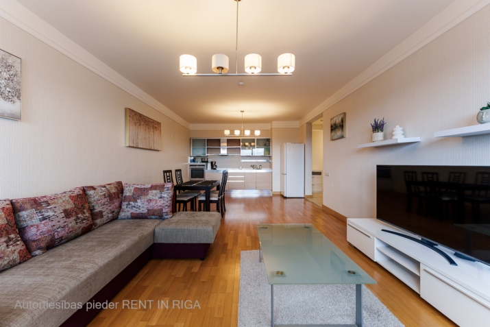 Sludinājumi. Pārdod stilīgu un pilnībā aprīkotu 2 istabu dzīvokli.  Šis ērtais un saulainais dzīvoklis atrodas Cena: 138000 EUR Foto #1