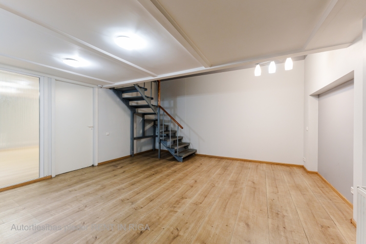 Sludinājumi. \'STOCK OFFICE\' tipa telpa. Noliktava, birojs un veikals vienuviet.  Plānojums:  + Kopējā platība: Cena: 550 EUR/mēn Foto #9