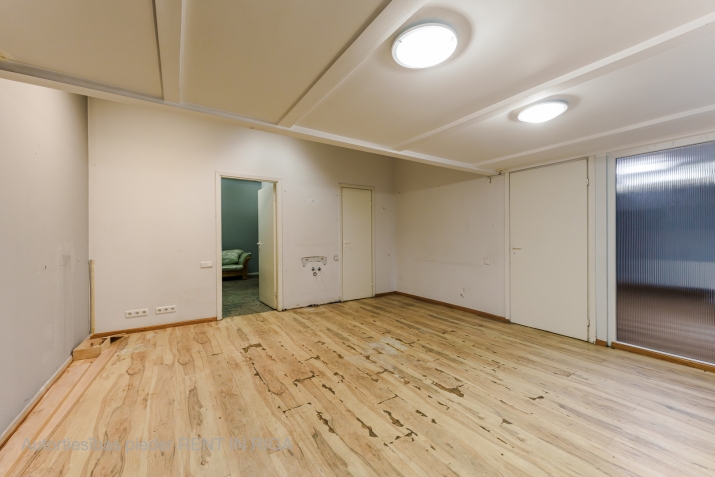 Sludinājumi. \'STOCK OFFICE\' tipa telpa. Noliktava, birojs un veikals vienuviet.  Plānojums:  + Kopējā platība: Cena: 550 EUR/mēn Foto #4