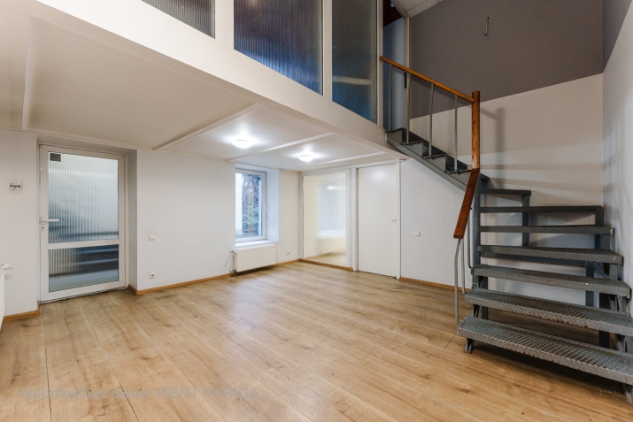 Sludinājumi. \'STOCK OFFICE\' tipa telpa. Noliktava, birojs un veikals vienuviet.  Plānojums:  + Kopējā platība: Cena: 550 EUR/mēn Foto #1