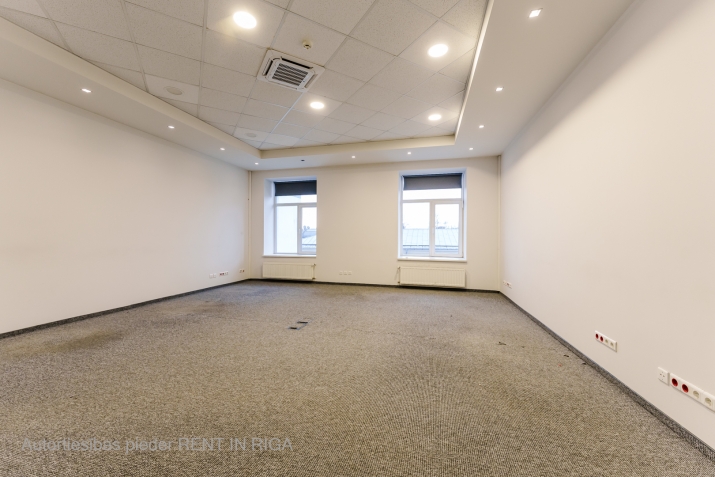 Объявление. Изолированный кабинет на Brīvības gatve.  + 44,4 м; + 3-й этаж; + кондиционер; + общая туалетная Цена: 266 EUR/мес. Foto #1