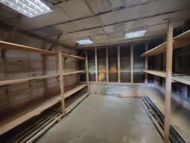 Объявление. Iznomā pusi no metāla angāra.  Puse ir nodalīta ar 2 m augstu starpsienu. Apkures nav. Ļoti plaši Цена: 1250 EUR/мес. Foto #4