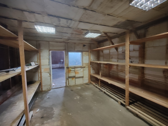 Объявление. Iznomā pusi no metāla angāra.  Puse ir nodalīta ar 2 m augstu starpsienu. Apkures nav. Ļoti plaši Цена: 1250 EUR/мес. Foto #5