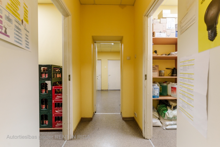 Sludinājumi. Tirdzniecības un noliktavas ēkas Daugavpils šosejas malā.  Tirdzniecības ēka 188 kvm, tajā ir liela Cena: 5000 EUR/mēn Foto #8