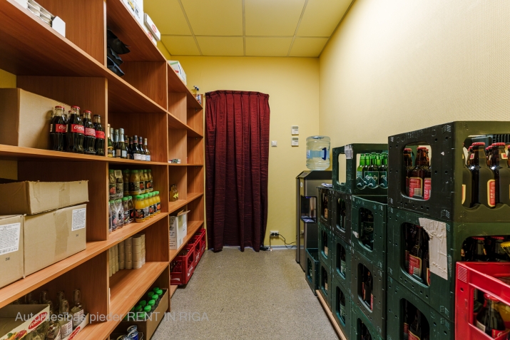 Sludinājumi. Tirdzniecības un noliktavas ēkas Daugavpils šosejas malā.  Tirdzniecības ēka 188 kvm, tajā ir liela Cena: 5000 EUR/mēn Foto #9