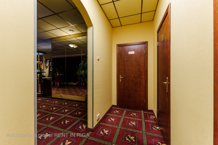 Sludinājumi. Tirdzniecības un noliktavas ēkas Daugavpils šosejas malā.  Tirdzniecības ēka 188 kvm, tajā ir liela Cena: 5000 EUR/mēn Foto #7