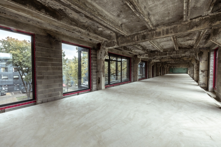 Объявление. Общая площадь предложения:  2-й этаж: 265 м2; 3-й этаж: 272 м2 (При необходимости) 4-й этаж: крыша Цена: 3710 EUR/мес. Foto #6