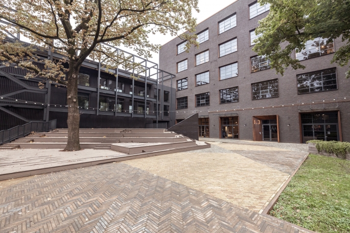 Объявление. Общая площадь предложения:  2-й этаж: 265 м2; 3-й этаж: 272 м2 (При необходимости) 4-й этаж: крыша Цена: 3710 EUR/мес. Foto #1