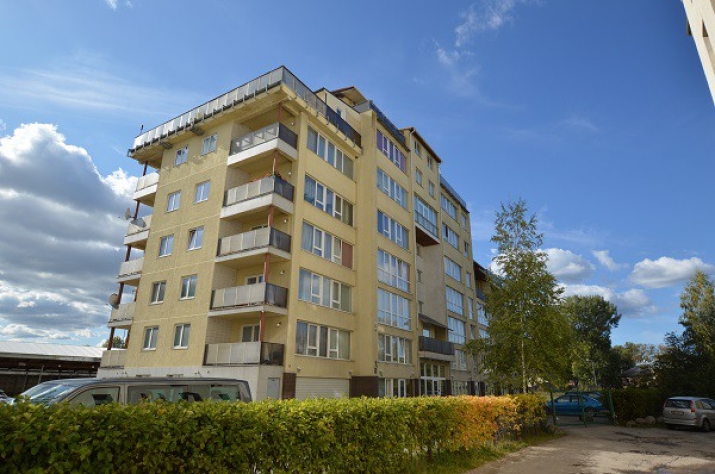 Sludinājumi. Studio tipa vienistabas dzīvoklis.  Dzīvojamā istaba ar starpsienu sadalīta divās zonās - dzīvojamā Cena: 79000 EUR Foto #1