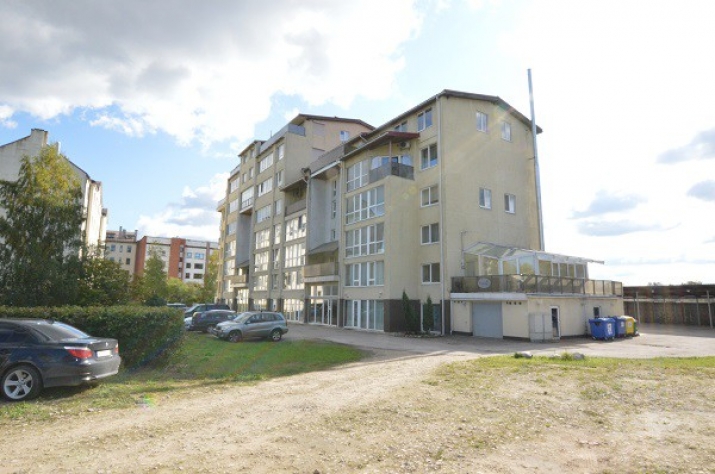 Sludinājumi. Studio tipa vienistabas dzīvoklis.  Dzīvojamā istaba ar starpsienu sadalīta divās zonās - dzīvojamā Cena: 79000 EUR Foto #2