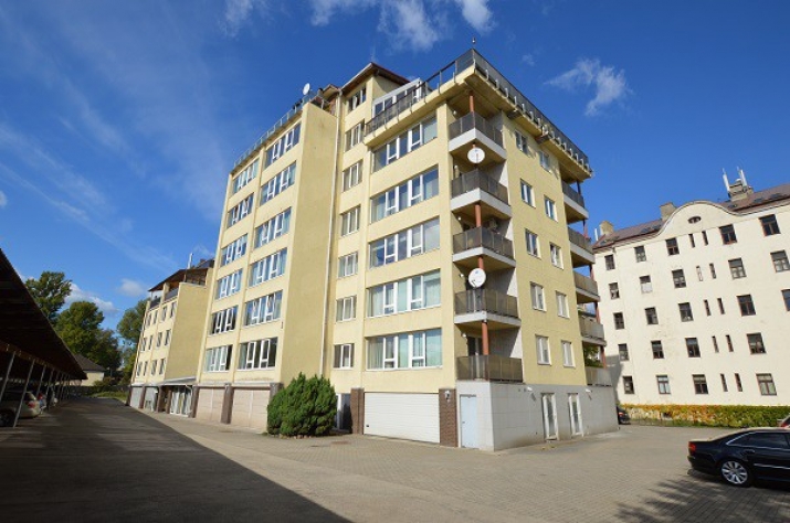 Sludinājumi. Studio tipa vienistabas dzīvoklis.  Dzīvojamā istaba ar starpsienu sadalīta divās zonās - dzīvojamā Cena: 79000 EUR Foto #3