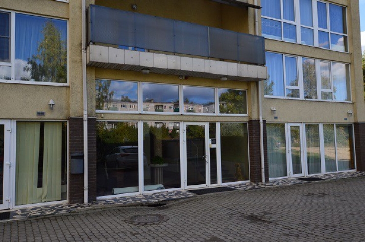 Sludinājumi. Studio tipa vienistabas dzīvoklis.  Dzīvojamā istaba ar starpsienu sadalīta divās zonās - dzīvojamā Cena: 79000 EUR Foto #4