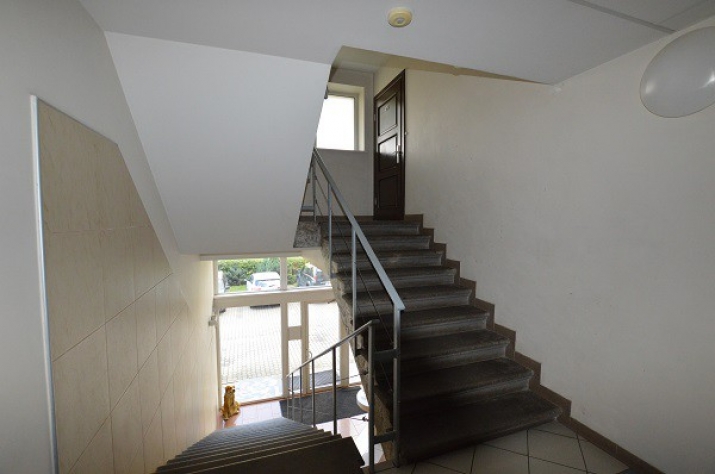 Sludinājumi. Studio tipa vienistabas dzīvoklis.  Dzīvojamā istaba ar starpsienu sadalīta divās zonās - dzīvojamā Cena: 79000 EUR Foto #6