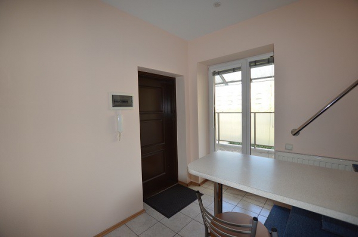 Sludinājumi. Studio tipa vienistabas dzīvoklis.  Dzīvojamā istaba ar starpsienu sadalīta divās zonās - dzīvojamā Cena: 79000 EUR Foto #8